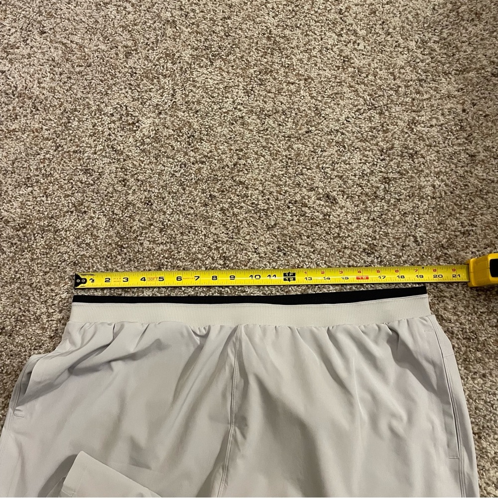 NWT Fabletics The Fundamental Lined 7” Shorts Light Gray / Black XXL - Picture 13 of 13